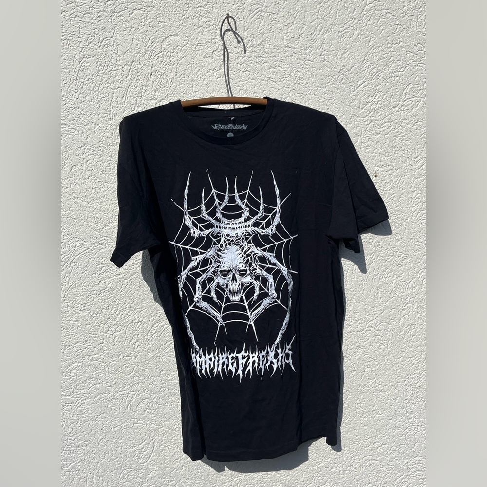 Vampire Freaks Large T-shirt skull and Spider 
Graphic